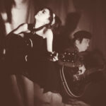 ギターを持ってる女性とベースを持ってる男性